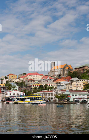 Boote in der Carenage umgeben von farbenfrohen Gebäuden auf einem Hügel in St. George's, Hauptstadt von Grenada, West Indies, Karibik Stockfoto