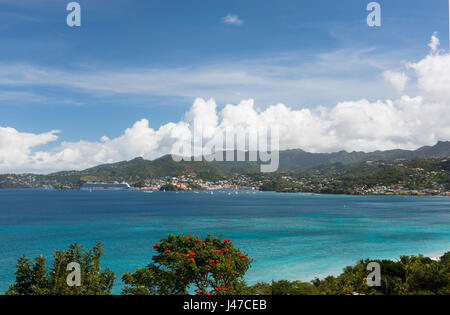 Ein hoher Blick über Grand Anse nach St. George's, Hauptstadt von Grenada, wo ein großes Kreuzfahrtschiff, ist angedockt.  Grenada, West Indies, Caribbean Stockfoto