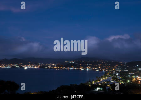 Eine Luftaufnahme über Grand Anse nach St. George's in der Abenddämmerung. Grenada, West Indies, Caribbean Stockfoto