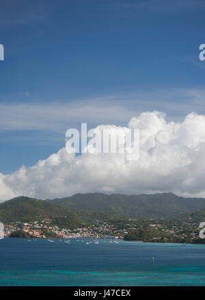 Eine Antenne Blick über Grand Anse nach St. George's, die Hauptstadt von Grenada und das gebirgige Landesinnere. Grenada, West Indies, Caribbean Stockfoto