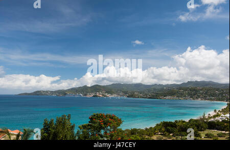 Ein Blick über Grand Anse in Richtung St. Georgen, der Hauptstadt von Grenada und das gebirgige Landesinnere der Insel.  Grenada, West Indies, Caribbean Stockfoto