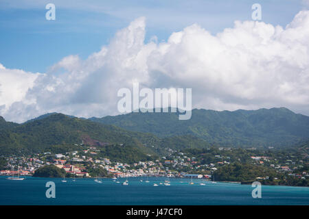 Der Blick über Grand Anse in Richtung St. Georgen, der Hauptstadt von Grenada und das gebirgige Landesinnere der Insel.  Grenada, West Indies, Caribbean Stockfoto