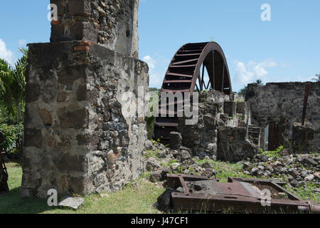 Ruinen der alten Maschinen bei Westerhall Estate, einem ehemaligen Kakao, Zucker und Limettensaft Estate und jetzt rum Destillerie in St. Davids, Grenada, West Indies, Ca Stockfoto