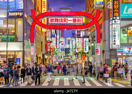 TOKYO, JAPAN - 7. Mai 2017: Menschenmengen durchlaufen Kabukicho im Stadtteil Shinjuku. Bereich ist ein Vergnügungs- und Rotlichtviertel. Stockfoto