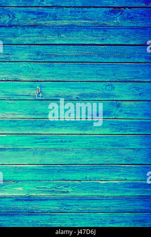 Blaue oder Azure Holzwand vertikale Bretterwandtextur. Alte Retro Holz rustikal schäbigen Hintergrund. Geschälte Azure verwitterte Oberfläche. Natürliche Holzplatte Panel. Stockfoto