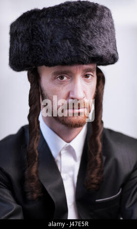 Hübscher orthodoxen jüdischen Mann Chassidim Rabbi mit roten Bart im großen Pelz Hut und Seite sperren in einem schwarzen Anzug Stockfoto
