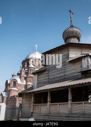 Die älteste hölzerne Dreifaltigkeitskirche gebaut im Jahre 1551 auf Sviyazhsk Insel am Zusammenfluss der Flüsse Wolga und Swijaga. Stockfoto