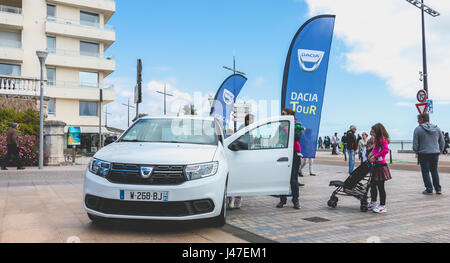 Sables d Olonne, Frankreich - 7. Mai 2017: Dacia Tour 2017 ist eine kommerzielle Betrieb organisiert durch die Auto-Builder, um seine Autos können zu präsentieren Stockfoto