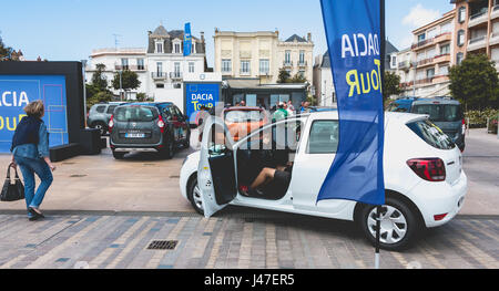 Sables d Olonne, Frankreich - 7. Mai 2017: Dacia Tour 2017 ist eine kommerzielle Betrieb organisiert durch die Auto-Builder, um seine Autos können zu präsentieren Stockfoto