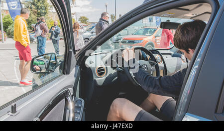 Sables d Olonne, Frankreich - 7. Mai 2017: Dacia Tour 2017 ist eine kommerzielle Betrieb organisiert durch die Auto-Builder, um seine Autos können zu präsentieren Stockfoto