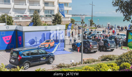 Sables d Olonne, Frankreich - 7. Mai 2017: Dacia Tour 2017 ist eine kommerzielle Betrieb organisiert durch die Auto-Builder, um seine Autos können zu präsentieren Stockfoto