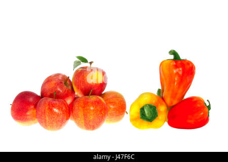 eine rote reife Äpfel und Paprika auf einem weißen Hintergrund Stockfoto