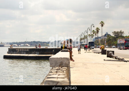 Kubanische Schnitzer Schnitzen in Havanna, Kuba Stockfoto