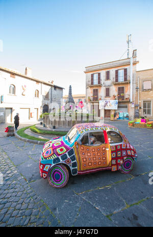 Viterbo, Italien - Bezirk ein Sonntagmorgen in der mittelalterlichen Stadt des Latium, benannte San Pellegrino, während des Festes des Heiligen Pilger in Blüte Stockfoto