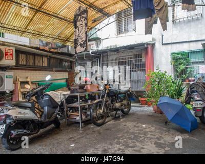 New Taipei City, Taiwan - 12. Oktober 2016: Typische Straße und Hinterhof zwischen der alten Gebäude in New Taipei City Stockfoto