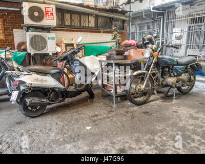 New Taipei City, Taiwan - 12. Oktober 2016: Typische Straße und Hinterhof zwischen der alten Gebäude in New Taipei City Stockfoto