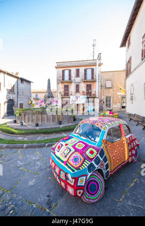 Viterbo, Italien - Bezirk ein Sonntagmorgen in der mittelalterlichen Stadt des Latium, benannte San Pellegrino, während des Festes des Heiligen Pilger in Blüte Stockfoto