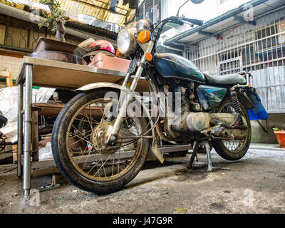 New Taipei City, Taiwan - 12. Oktober 2016: Typische Street zwischen der alten Gebäude in New Taipei City Stockfoto