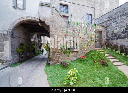 Viterbo, Italien - Bezirk ein Sonntagmorgen in der mittelalterlichen Stadt des Latium, benannte San Pellegrino, während des Festes des Heiligen Pilger in Blüte Stockfoto