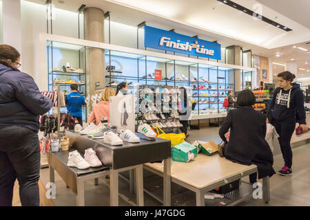 Die Ziellinie-Boutique in der Schuhabteilung in Macy's Herald Square Flaggschiff speichern in New York auf Montag, 8. Mai 2017. Die großen vier Kaufhäuser JCPenney, Kohls und Nordstrom, Macys veröffentlicht Ergebnis im ersten Quartal in dieser Woche. (© Richard B. Levine) Stockfoto