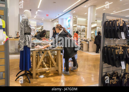 Die Ziellinie-Boutique in der Schuhabteilung in Macy's Herald Square Flaggschiff speichern in New York auf Montag, 8. Mai 2017. Die großen vier Kaufhäuser JCPenney, Kohls und Nordstrom, Macys veröffentlicht Ergebnis im ersten Quartal in dieser Woche. (© Richard B. Levine) Stockfoto