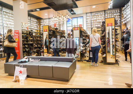 Abschnitt "Letzten Akt" Rabatt in der Schuhabteilung in Macy's Herald Square Flaggschiff speichern in New York auf Montag, 8. Mai 2017. Die großen vier Kaufhäuser JCPenney, Kohls und Nordstrom, Macys veröffentlicht Ergebnis im ersten Quartal in dieser Woche. (© Richard B. Levine) Stockfoto