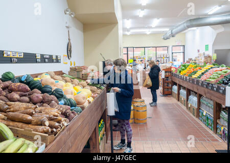 Käufer auf der neu eröffneten Stile Bauernmarkt in der Hölle Küche Nachbarschaft von New York am Sonntag, 7. Mai 2017. Nach gezwungen von ihrem ursprünglichen Speicherort, wo es Tor mehr als 20 Jahren gewesen war, vor fast drei Jahren da das Gebäude verkauft und entwickelt wurde die beliebte Markt, bekannt für seine Erschwinglichkeit und Qualität, hat ein paar Blocks nach unten aus dem ursprünglichen Speicherort auf der neunten Avenue wiedereröffnet. (© Richard B. Levine) Stockfoto