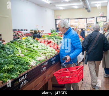 Käufer auf der neu eröffneten Stile Bauernmarkt in der Hölle Küche Nachbarschaft von New York am Sonntag, 7. Mai 2017. Nach gezwungen von ihrem ursprünglichen Speicherort, wo es Tor mehr als 20 Jahren gewesen war, vor fast drei Jahren da das Gebäude verkauft und entwickelt wurde die beliebte Markt, bekannt für seine Erschwinglichkeit und Qualität, hat ein paar Blocks nach unten aus dem ursprünglichen Speicherort auf der neunten Avenue wiedereröffnet. (© Richard B. Levine) Stockfoto