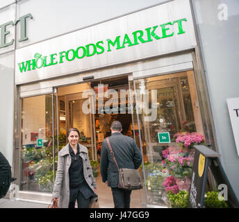 Die Whole Foods Market gegenüber Bryant Park in New York auf Dienstag, 9. Mai 2017. Whole Foods Market wird nach dem Ende des Marktes am Mittwoch seine steuerlichen Ergebnis im zweiten Quartal Bericht veröffentlichen.  (© Richard B. Levine) Stockfoto
