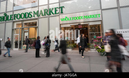 Die Whole Foods Market gegenüber Bryant Park in New York auf Dienstag, 9. Mai 2017. Whole Foods Market wird nach dem Ende des Marktes am Mittwoch seine steuerlichen Ergebnis im zweiten Quartal Bericht veröffentlichen.  (© Richard B. Levine) Stockfoto