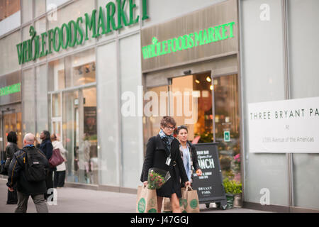 Die Whole Foods Market gegenüber Bryant Park in New York auf Dienstag, 9. Mai 2017. Whole Foods Market wird nach dem Ende des Marktes am Mittwoch seine steuerlichen Ergebnis im zweiten Quartal Bericht veröffentlichen.  (© Richard B. Levine) Stockfoto