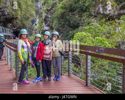 Taroko, Taiwan - 17. Oktober 2016: Touristen im Taroko Nationalpark Stockfoto