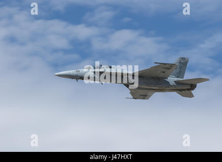 F/A-18 C von NAS Lemoore führt auf der L.A. County Air Show in Lancaster, Kalifornien auf William J. Fox Flugplatz im März 2017 Stockfoto