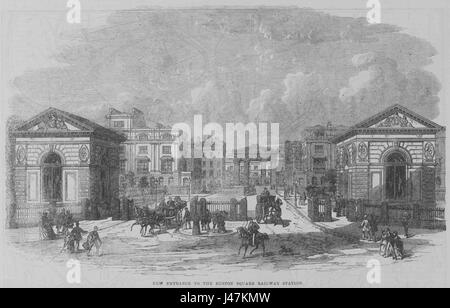 Der neue Eingang zum Bahnhof Euston Square, der für eine bessere Anbindung und einen reibungsloseren Transport in London entworfen wurde, bietet moderne Architektur und verbesserte Einrichtungen. Stockfoto