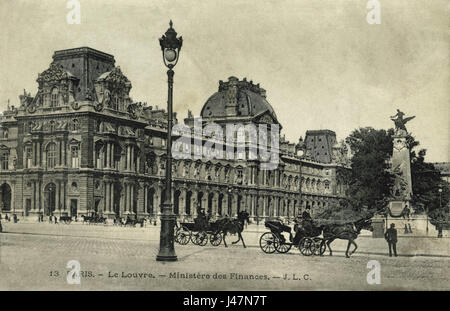 Der Louvre Palace in Paris ist eines der berühmtesten kulturellen Wahrzeichen der Welt. Ursprünglich ein königlicher Palast, beherbergt er heute eine umfangreiche Sammlung von Kunst und historischen Artefakten. Stockfoto