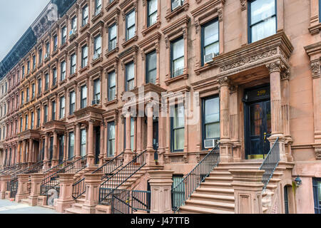 Brownstones in New Yorker Stadtteil Harlem. Stockfoto