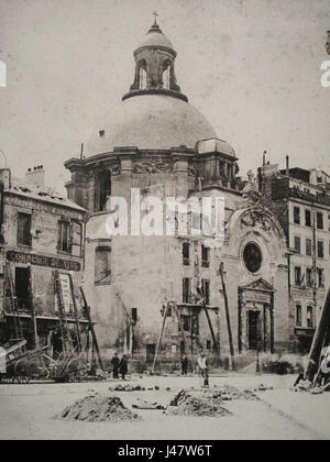 Dieser Bezug auf die „Rue Saint Antoine“ während der Pariser Kommune verweist auf die Rolle der Straße in den historischen Ereignissen von 1871, als revolutionäre Arbeiter und Pariser nach dem Deutsch-Französischen Krieg mit der französischen Regierung zusammenstießen. Stockfoto