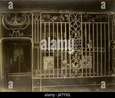 Dieses Foto von Eugène Atget in der Rue Montmartre, Paris 121, zeigt eine historische Straßenszene aus dem frühen 20. Jahrhundert, die das architektonische und soziale Umfeld von Paris zu dieser Zeit widerspiegelt. Stockfoto