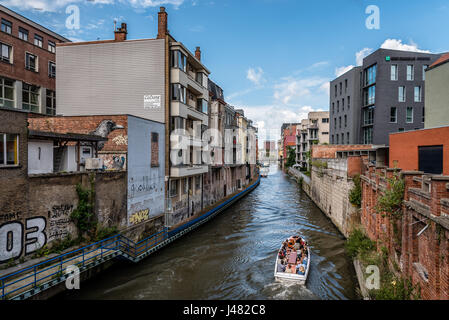 Gent, Belgien - 31. Juli 2016: Stadtbild von Gent mit neuen Gebäuden entlang des Kanals. Stockfoto