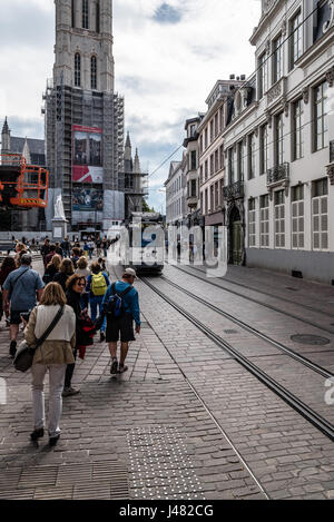 Gent, Belgien - 31. Juli 2016: Stadtbild von Gent mit Tram und eine Masse von Touristen Stockfoto