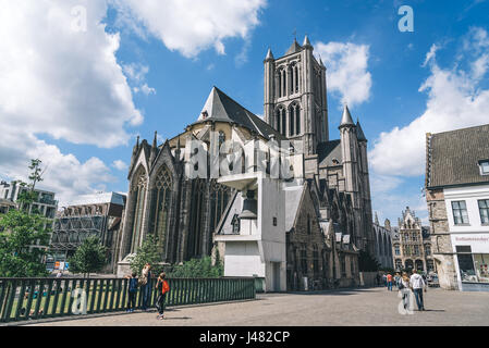 Gent, Belgien - 31. Juli 2016: Stadtbild von Gent mit Sankt-Nikolaus Kirche. Es ist eines der ältesten und bekanntesten Sehenswürdigkeiten in Gent. Stockfoto