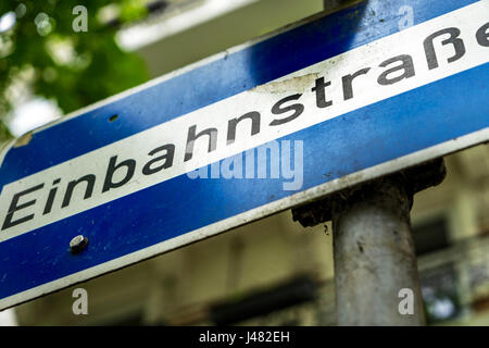 Blaue Straßenschild in Hamburg, Deutschland: Einbahnstraße (Einbahnstrasse) Stockfoto