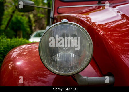 Nahaufnahme von Citroen 2cv Autoscheinwerfer Stockfoto