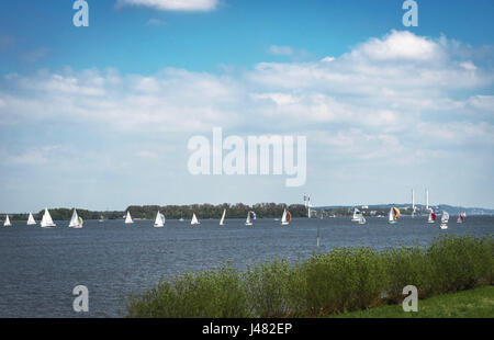 Wochenende und schöne windigem Wetter: Segelboote auf der Elbe am Deich in Lühe (Altes Land) in der Nähe von Hamburg, Deutschland Stockfoto