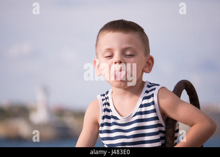 Lustige Knabe mit Seemann Weste Zunge zeigen Stockfoto