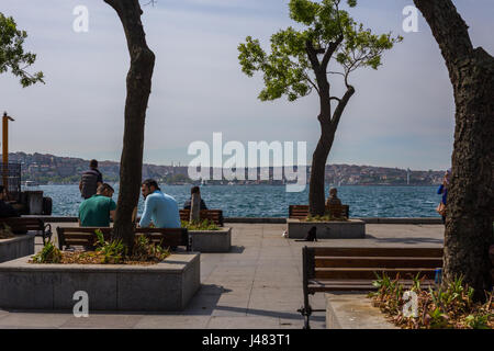 Menschen warten auf die Fähre neben Besiktas Fähre zu stoppen, mit dem Blick auf den Bosporus-Kanal und der asiatischen Seite von Istanbul, Türkei Stockfoto