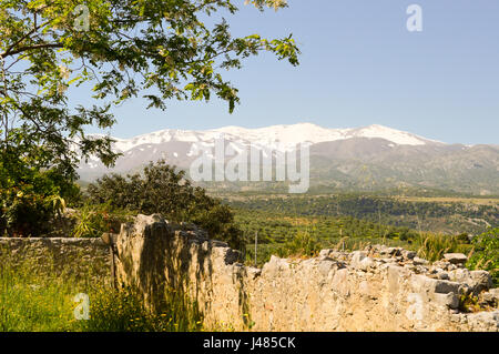 Blick auf die schneebedeckten Berge im Zentrum von Kreta Stockfoto