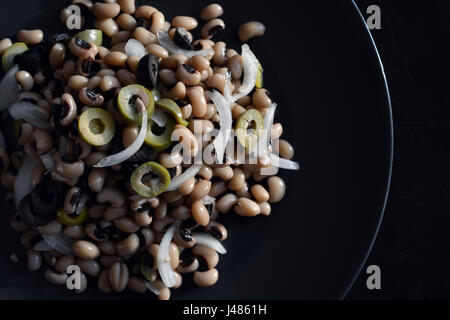 Schwarze Augen Erbsen Salat - frische mediterrane Mischung Stockfoto