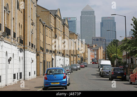 Blick entlang Rotherhithe Straße im Südosten London, einer Wohnstraße mit den Türmen der Canary Wharf im Hintergrund. Zeigt einzelne Doppeldecker-Bus. Stockfoto