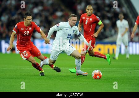 WAYNE ROONEY VON ENGLAND WIRD HERAUSGEFORDERT VON FABIAN SCHAR DER SCHWEIZ, ENGLAND V SCHWEIZ, ENGLAND V SWITZERLAND Stockfoto